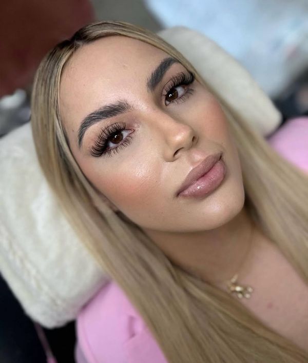 Rostro con pestañas y labios definidos
