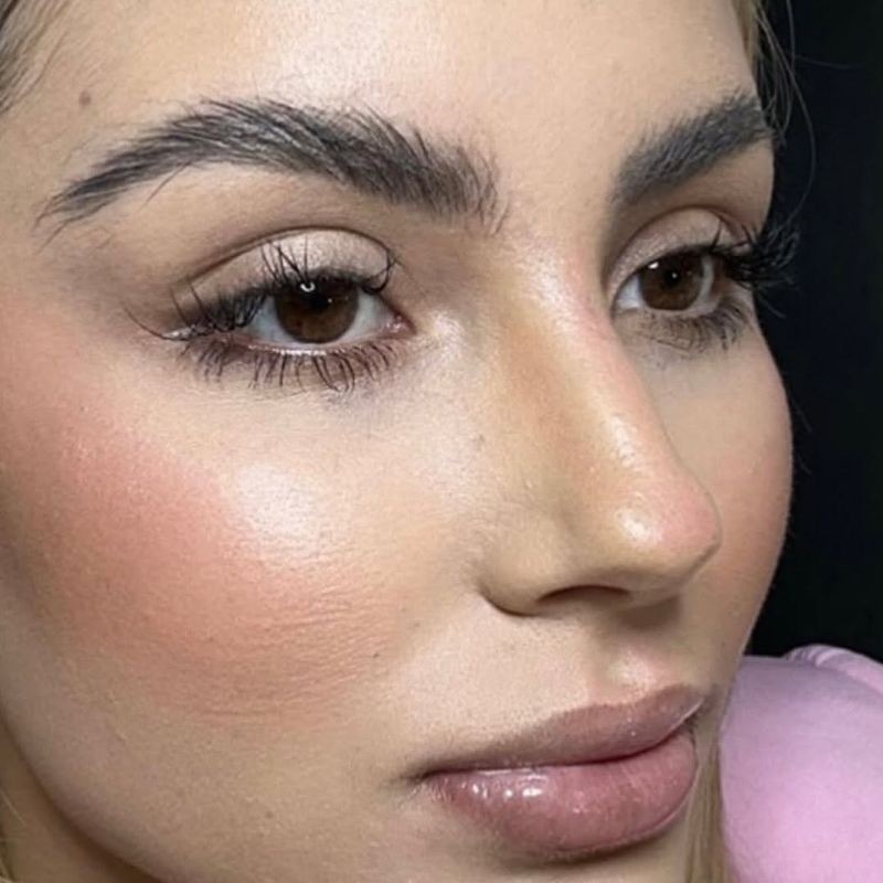 Clienta con maquillaje y pestañas realizados en Espino