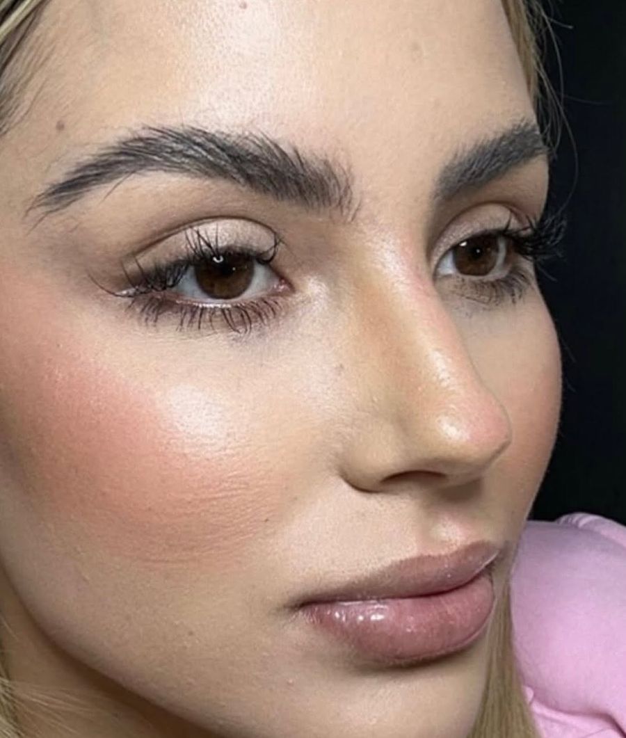 Maquillaje glam con pestañas