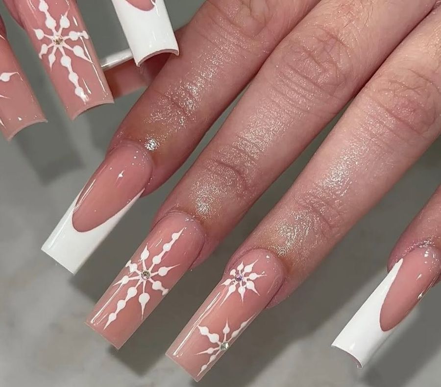 Uñas francesas con diseño de copos de nieve